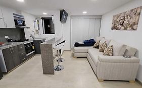 Apartamento moderno frente a la Universidad Santo Tomás WiFi y parqueadero